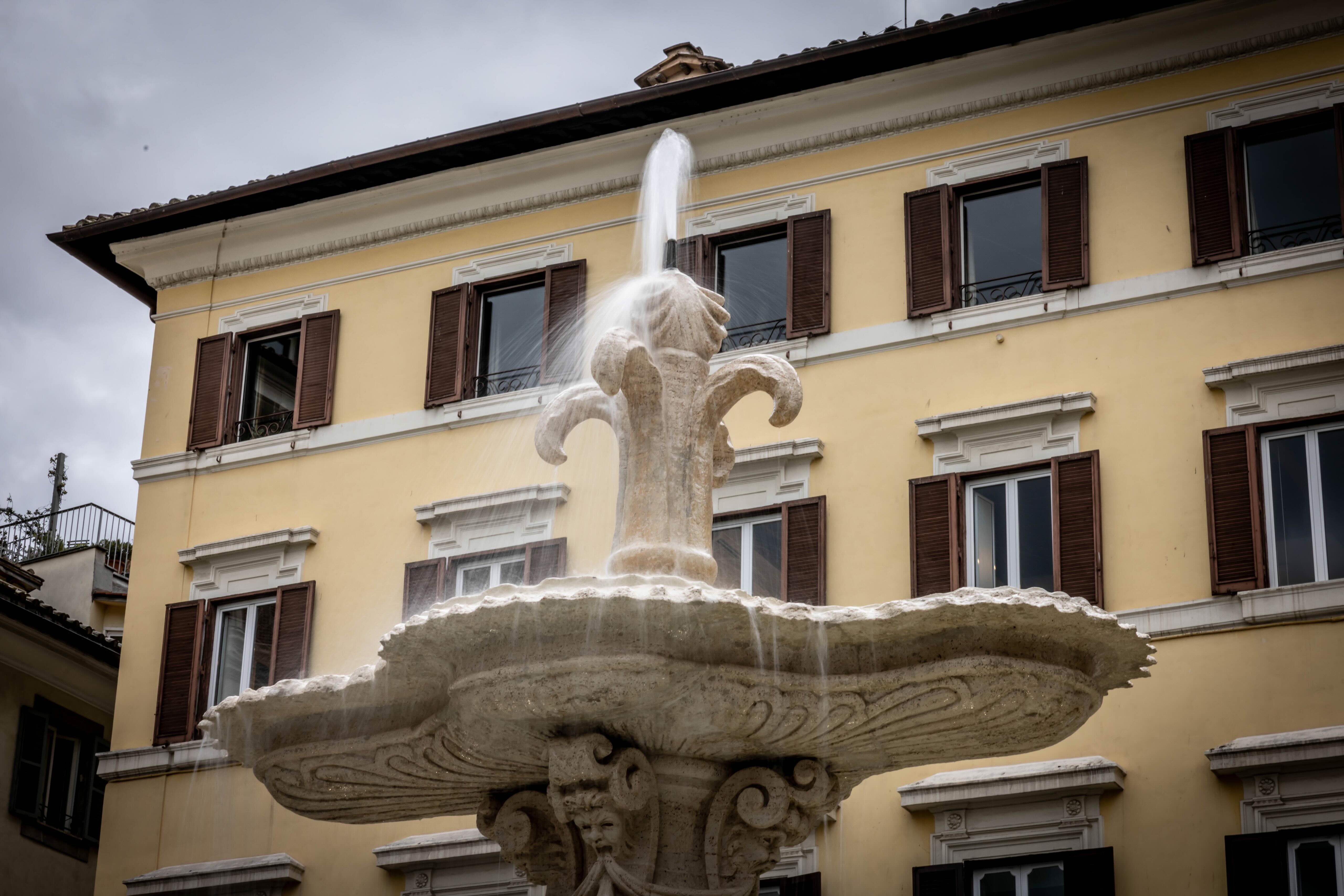 Fontane di Piazza Farnese post restauro (dicembre 2024)