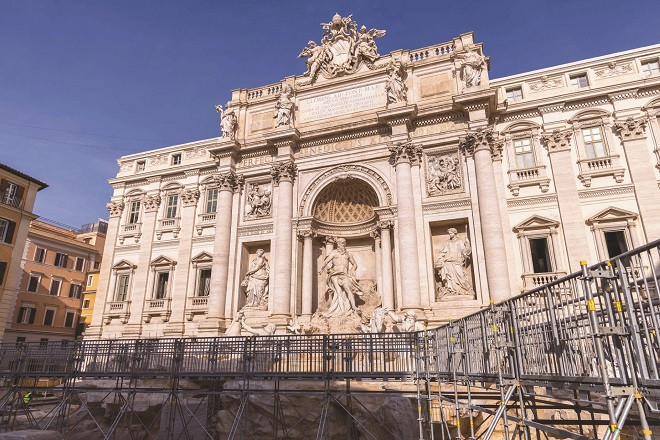 Fontana di Trevi, inaugurata la passerella