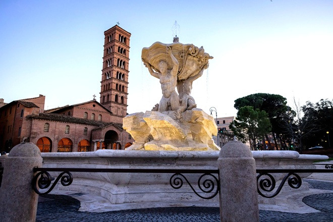 Piazza Bocca della Verità, rivive la fontana dei Tritoni