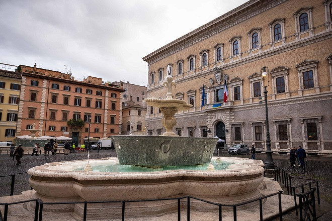 Piazza Farnese, restaurate facciata Palazzo e fontane