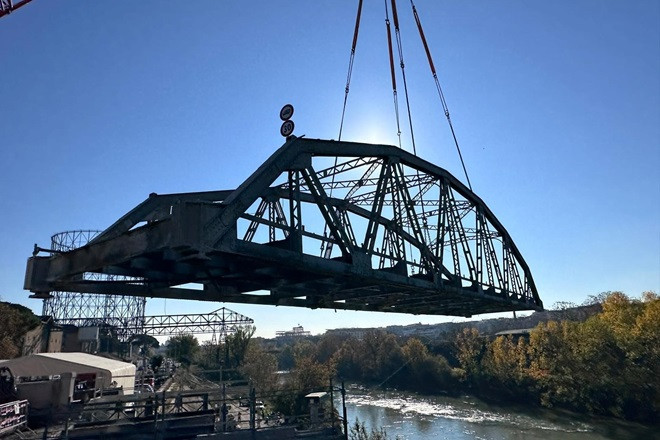 Ponte Industria, rimossa con la gru la vecchia struttura