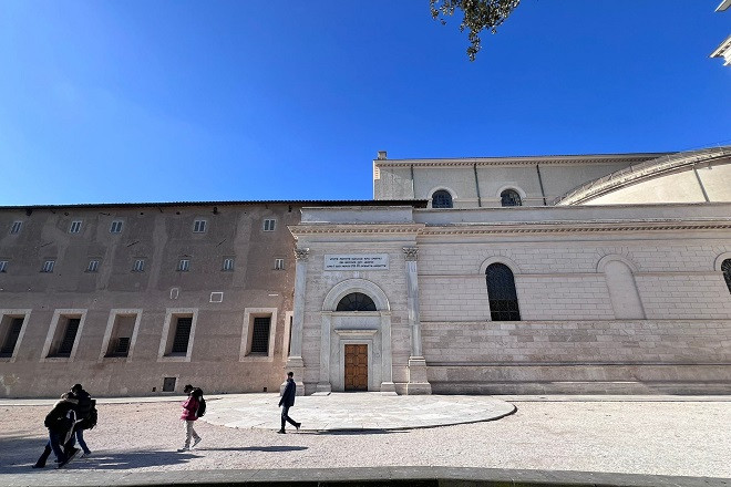 San Paolo Fuori le Mura, piazza aperta per la Porta Santa